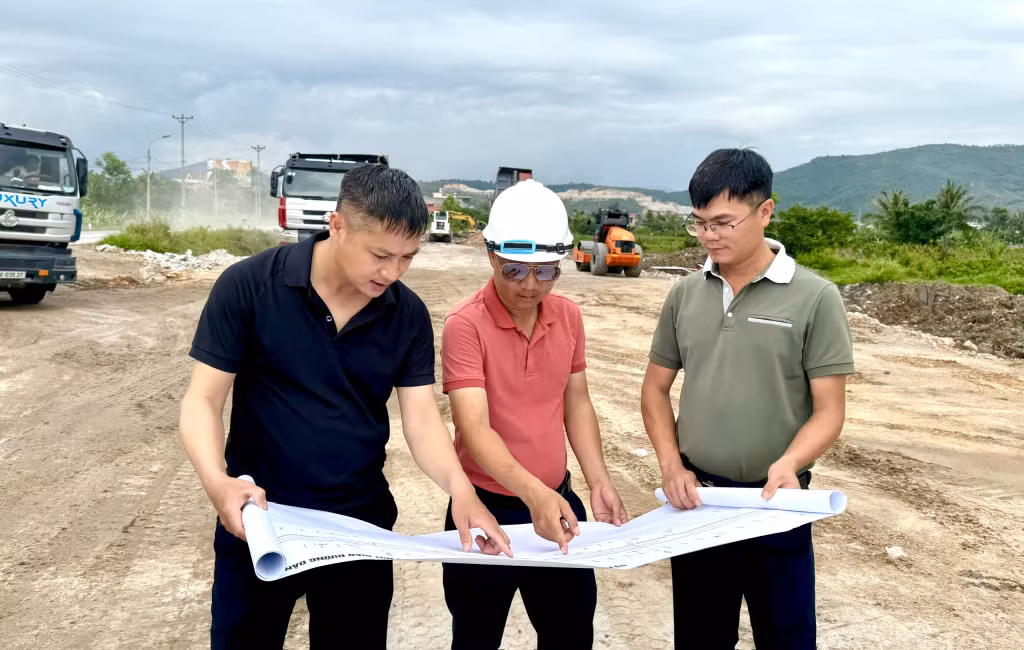 Đại diện chủ đầu tư cùng nhà thầu triển khai phương án thi công tuyến đường tỉnh 338.