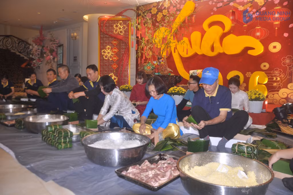 Công tác đào tạo nguồn nhân lực là vấn đề được Hiệp hội Du lịch tỉnh quan tâm thông qua việc đào tạo, bồi dưỡng bằng nhiều hình thức khác nhau. Trong ảnh: Nhân viên Khách sạn Sài Gòn - Hạ Long tổ chức gói bánh chưng dịp Tết 2026.
