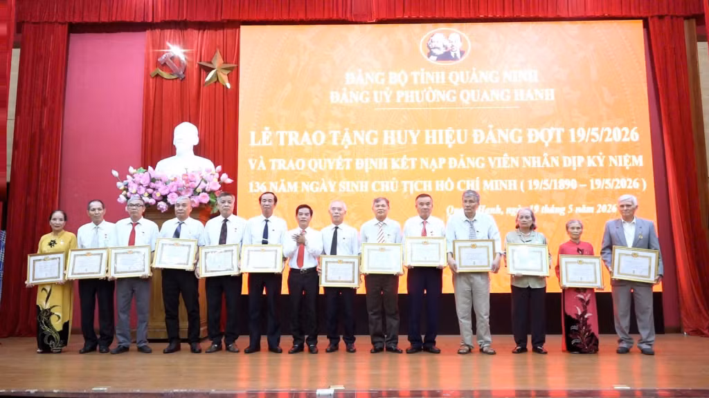 Đồng chí Đỗ Mạnh Hùng, Bí thư Đảng ủy, Chủ tịch HĐND phường, trao tặng Huy hiệu Đảng cho đại diện các đảng viên.