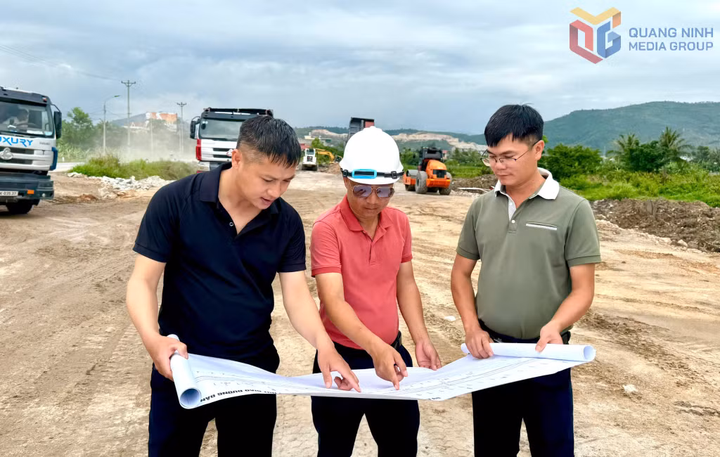 Cán bộ kỹ thuật của chủ đầu tư cùng nhà thầu bàn phương án thi công dự án cải tạo, nâng cấp Tỉnh lộ 338.