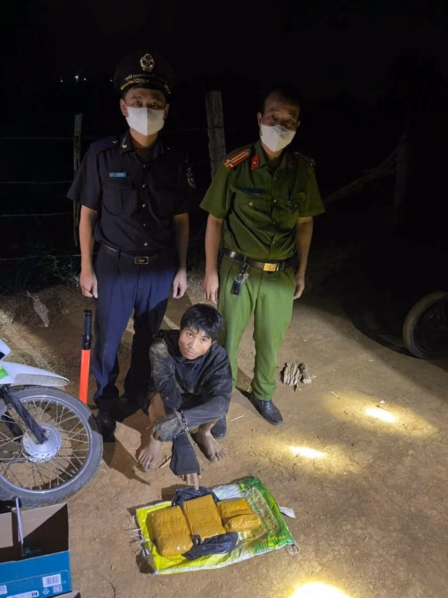 Đối tượng (người ngồi) bị bắt giữ cùng tang vật ma túy. Ảnh: Công an xã Tân Lập
