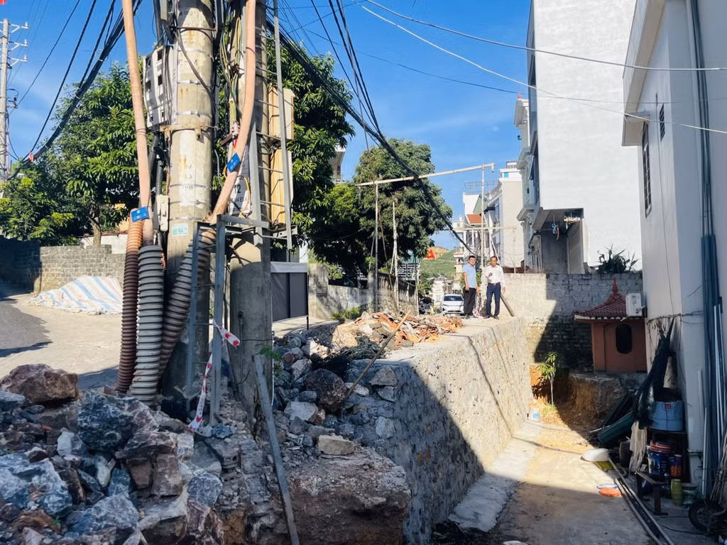Tuyến kè đá xung yếu được thi công từ đầu tháng 5/2026, đảm bảo an toàn cho nhân dân đi lại.