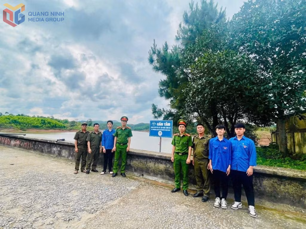 Đoàn Thanh niên phường Móng Cái 3 phối hợp với Công an phường rà soát và cắm biển cảnh báo các điểm có nguy cơ xảy ra đuối nước.