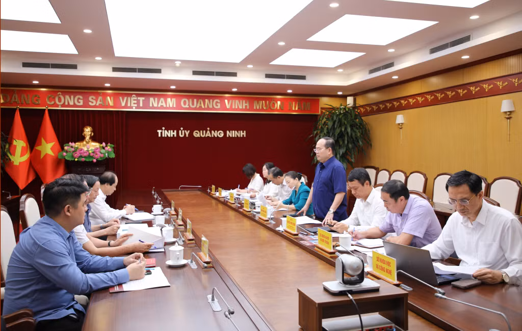 Đồng chí Quản Minh Cường, Ủy viên Trung ương Đảng, Bí thư Tỉnh ủy, Trưởng Đoàn ĐBQH tỉnh phát biểu tại buổi làm việc với Viện An ninh phi truyền thống.