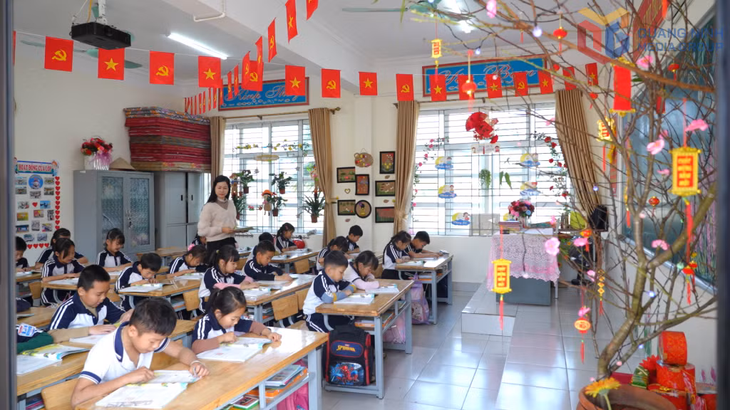 Lớp 2A1 (Trường TH&amp;THCS Vũ Oai) được trang trí thân thiện tạo hứng thú cho học sinh đến lớp.