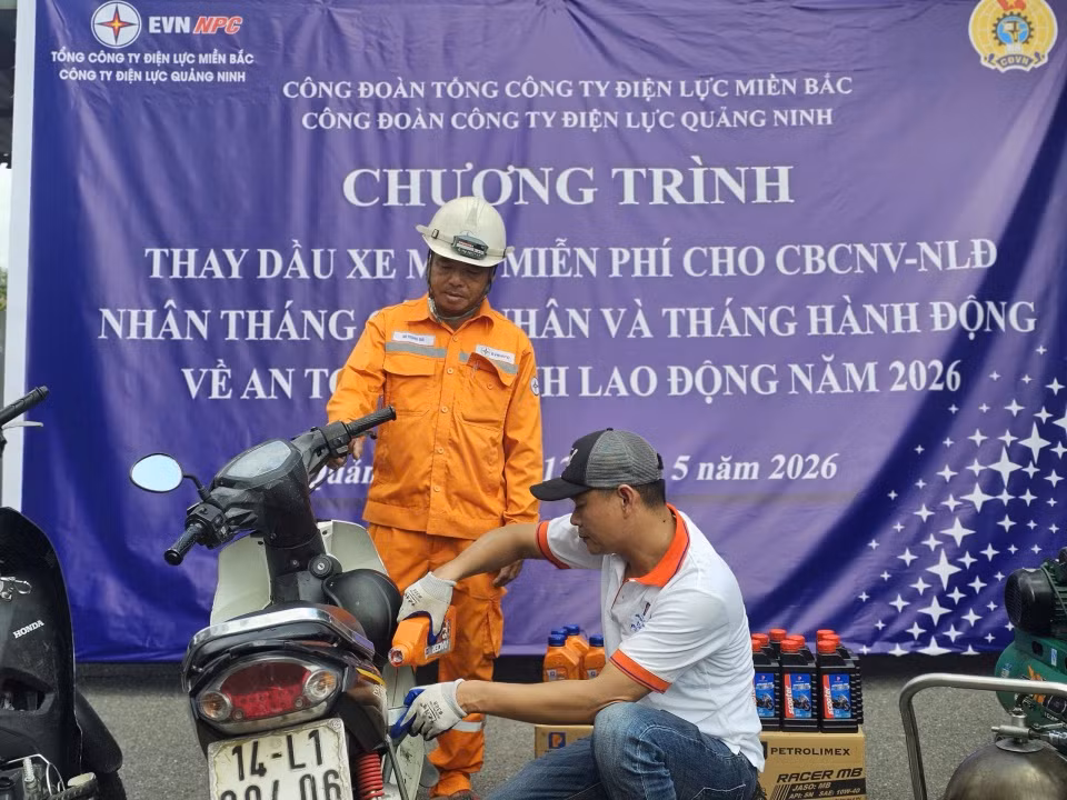 Công đoàn CTĐL Quảng Ninh tổ chức thay dầu xe máy cho đoàn viên, người lao động.