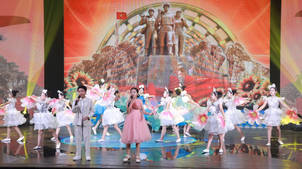 Phường Mạo Khê gửi gắm niềm tự hào về quê hương Vùng mỏ qua tiết mục song ca "Ai về quê hương tôi Quảng Ninh".