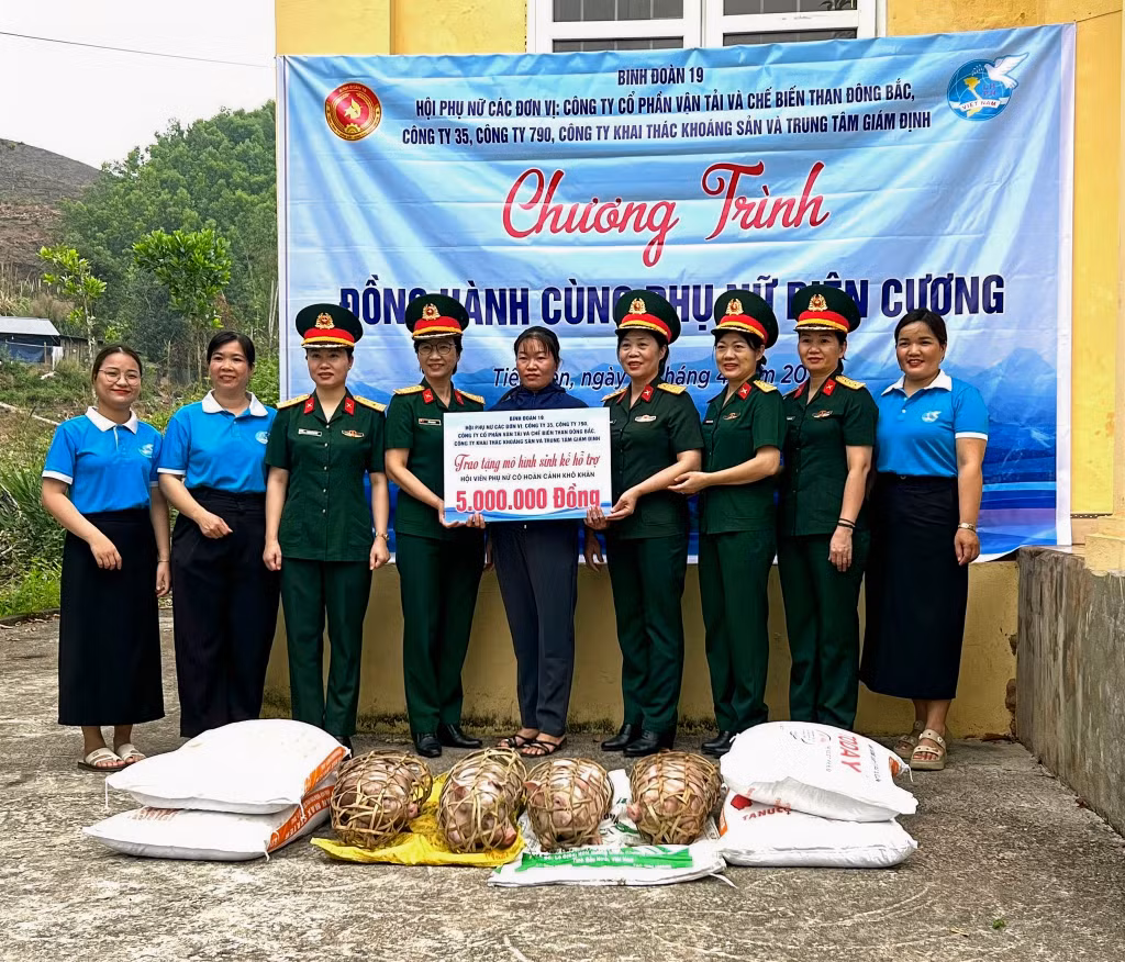 Hội Phụ nữ các cơ sở Binh đoàn 19 trao tặng con giống cho gia đình chị Tằng Tài Múi (thôn Khe Mười, xã Tiên Yên).
