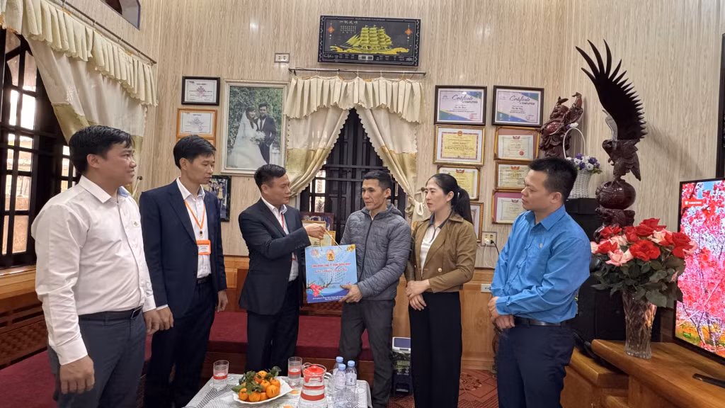 Gia đình thợ lò Nguyễn Văn Sơn được lãnh đạo Công ty thăm, tặng quà dịp Tết Nguyên đán Bính Ngọ 2026.