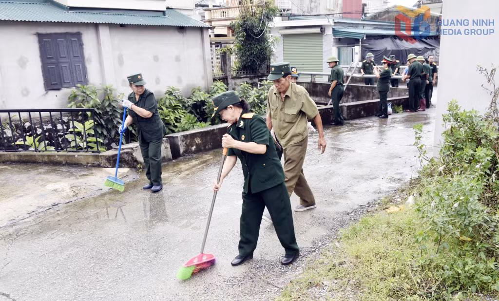 Chi hội CCB khu phố Hòn Một phường Cẩm Phả tham gia dọn vệ sinh môi trường