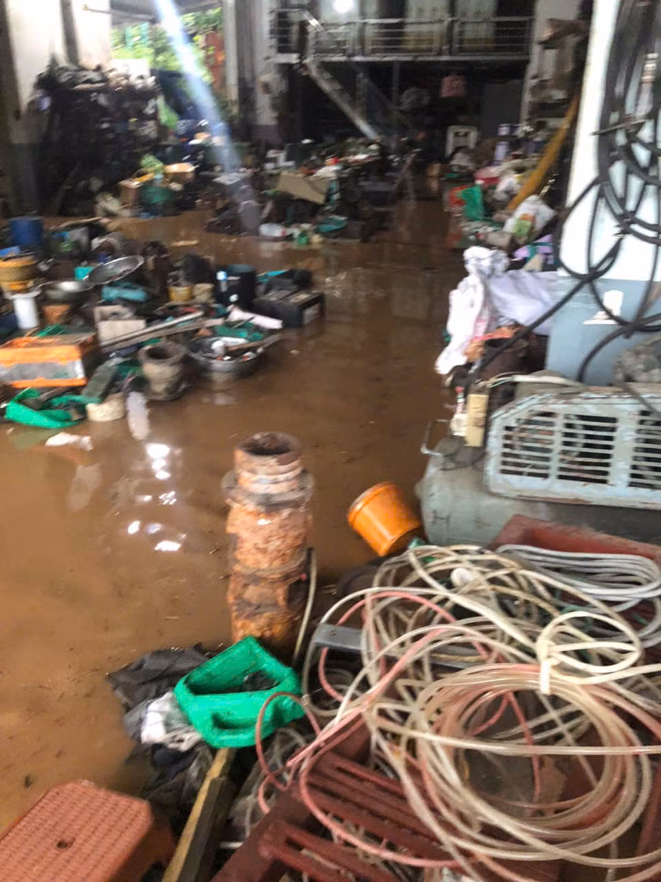 Nước ngập vào nhà dân 