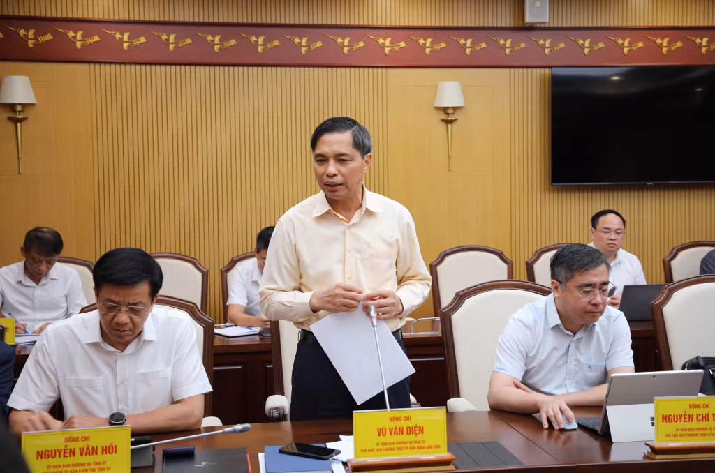 Đồng chí Vũ Văn Diện, Phó Chủ tịch UBND tỉnh, phát biểu tại hội nghị.
