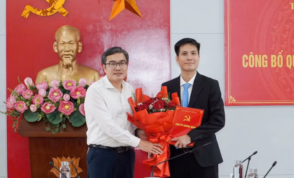Đồng chí Nguyễn Anh Tuấn, Phó Trưởng ban Tổ chức Tỉnh ủy, trao quyết định và tặng hoa chúc mừng đồng chí Đào Hồng Phong