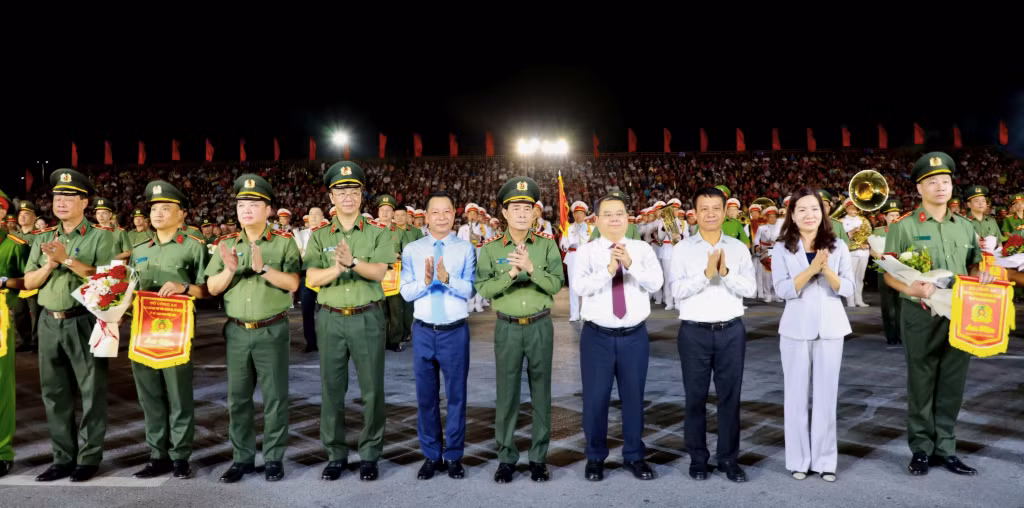 Lãnh đạo Bộ Công an, tỉnh Quảng Ninh trao tặng hoa cho các đội tuyển tham gia hội thao.