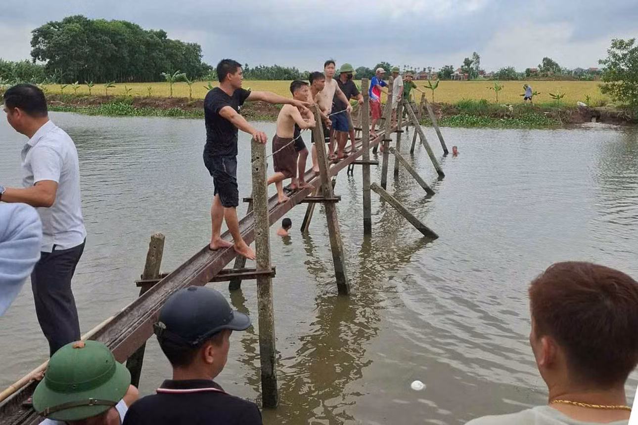 Lực lượng chức năng tìm kiếm nạn nhân Nguyễn Hoàng Nam tại khu vực sông An Thành, xã Phú Thái. Ảnh: Người dân