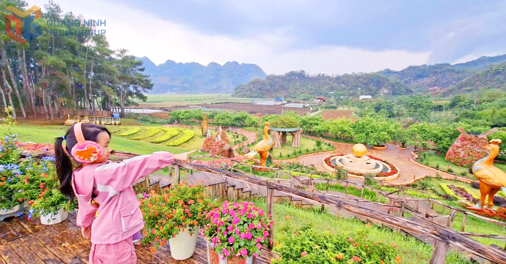 Tới đây, du khách còn được dạo quanh hồ nước, tham quan vương quốc hoa mang biểu tượng Phượng Hoàng của vùng bản Áng.
