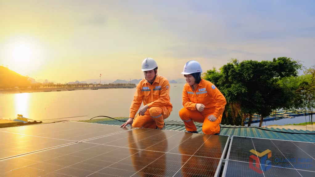 Công nhân Điện lực Vân Đồn kiểm tra hệ thống ĐMTMN của gia đình ông Đinh Khắc Tình, chủ hộ kinh doanh Bảo Giang (đặc khu Vân Đồn).