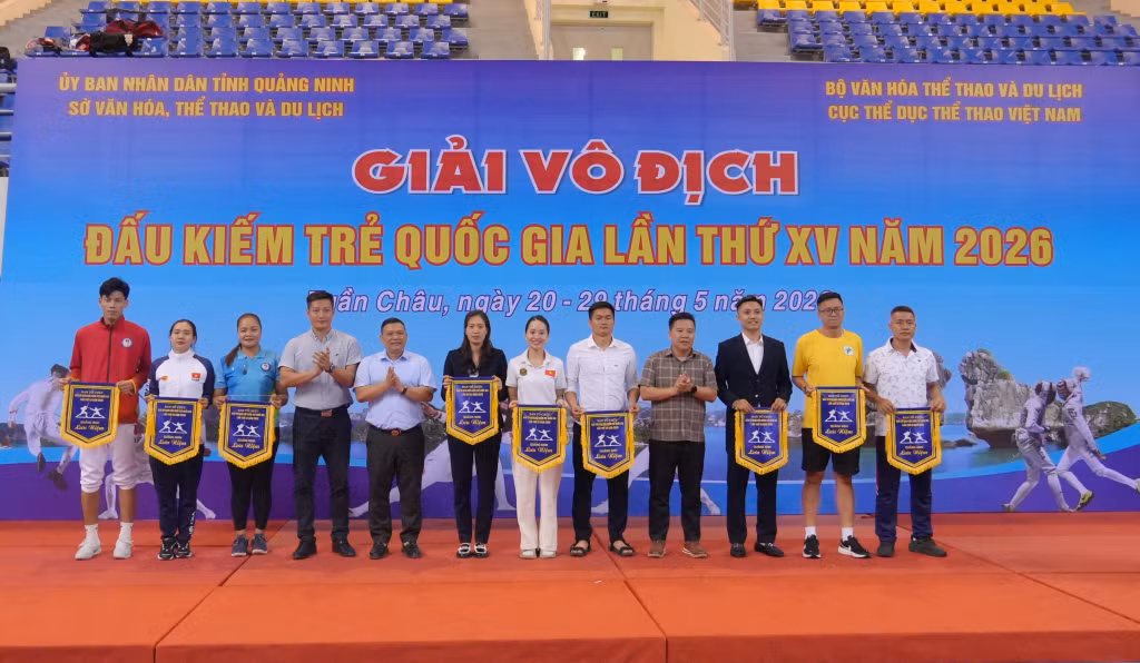 Ban tổ chức trao cờ lưu niệm cho các đoàn tham dự giải