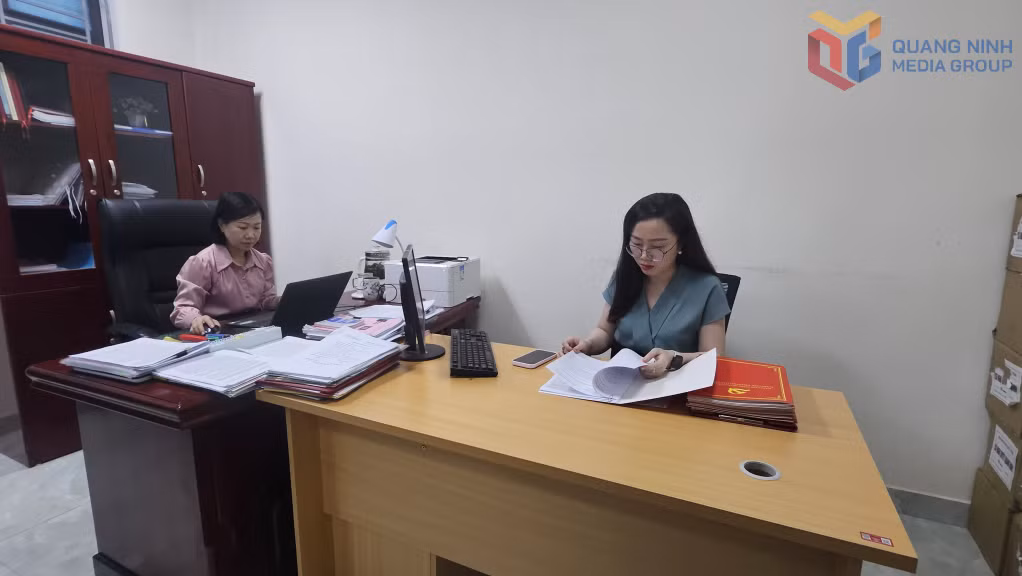 Cán bộ Ban Xây dựng Đảng phường Bãi Cháy tập trung rà soát các tổ chức đảng và đảng viên trong doanh nghiệp ngoài khu vực nhà nước trên địa bàn.