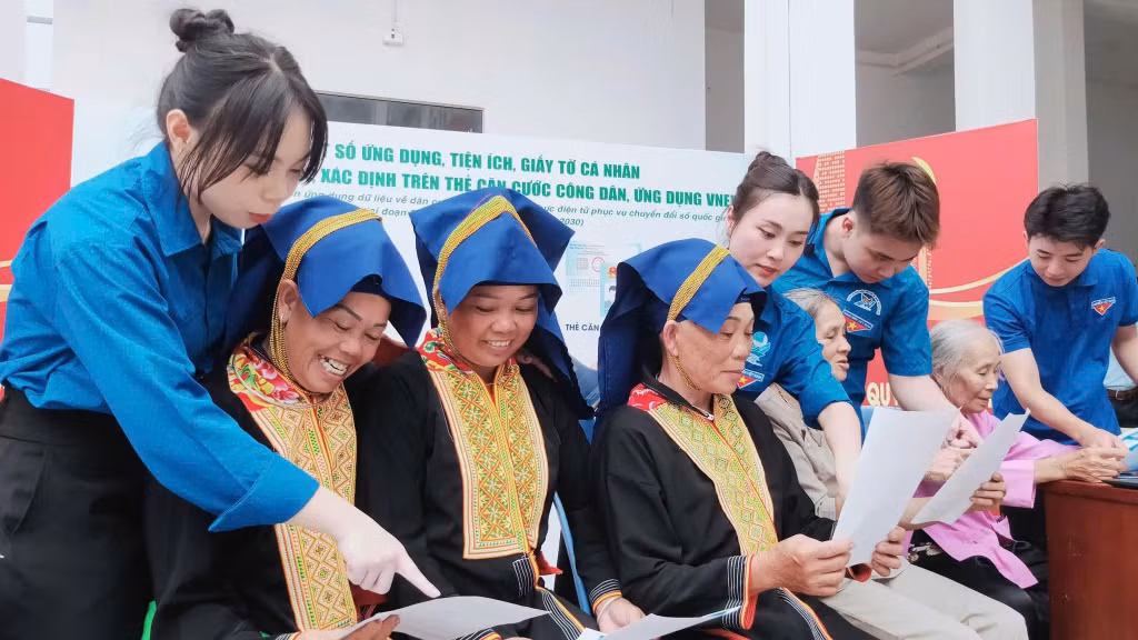 Đoàn Thanh niên xã Ba Chẽ tổ chức hướng dẫn người dân về các ứng dụng trong chuyển đổi số.