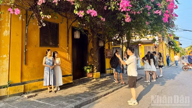 Du khách check-in tại phố cổ Hội An. (Ảnh: VẠN LƯU)