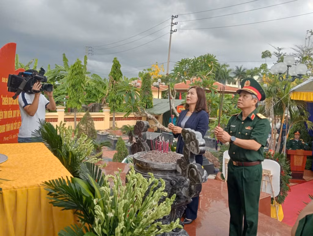 Các đại biểu dâng hương, dâng hoa tại Nghĩa trang Liệt sĩ Phong Cốc, phường Phong Cốc.