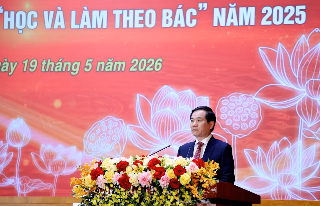 Đồng chí Vũ Quyết Tiến, Phó Bí thư Tỉnh ủy, Chủ tịch Ủy ban MTTQ tỉnh, phát biểu tại chương trình tổng kết, trao giải vòng chung khảo Cuộc thi Báo cáo viên, tuyên truyền viên giỏi tỉnh Quảng Ninh năm 2026; tôn vinh, biểu dương gương điển hình trong phong trào thi đua “Học và làm theo Bác” năm 2025.