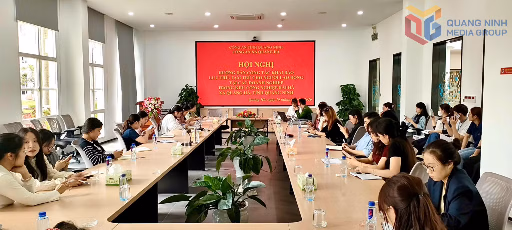 Công an xã Quảng Hà hướng dẫn công tác khai báo lưu trú, tạm trú cho người lao động tại các doanh nghiệp trong KCN cảng biển Hải Hà, tháng 3/2026.