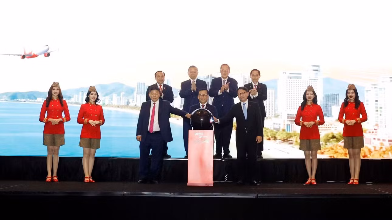 Tổng Bí thư, Chủ tịch nước Tô Lâm chứng kiến nghi thức mở đường bay mới Nha Trang-Singapore của hãng hàng không VietjetAir. (Ảnh: Thống Nhất/TTXVN)