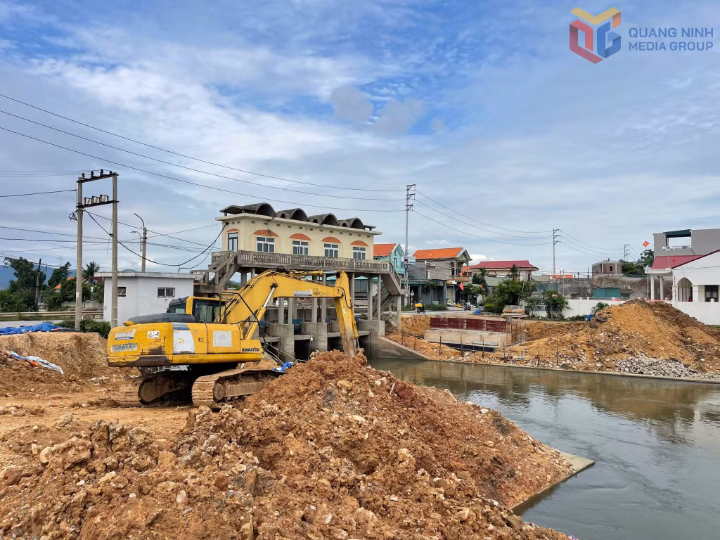 Hệ thống tiêu thoát nước trên địa bàn phường Hà An đang được đầu tư sửa chữa.
