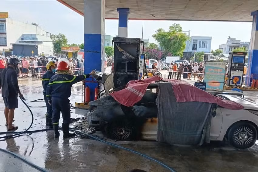 Vụ cháy xe ô tô tại cây xăng ở Đà Nẵng khiến 2 người tử vong, Công an phát hiện hàng chục khối pin trong xe. Ảnh: Trường An
