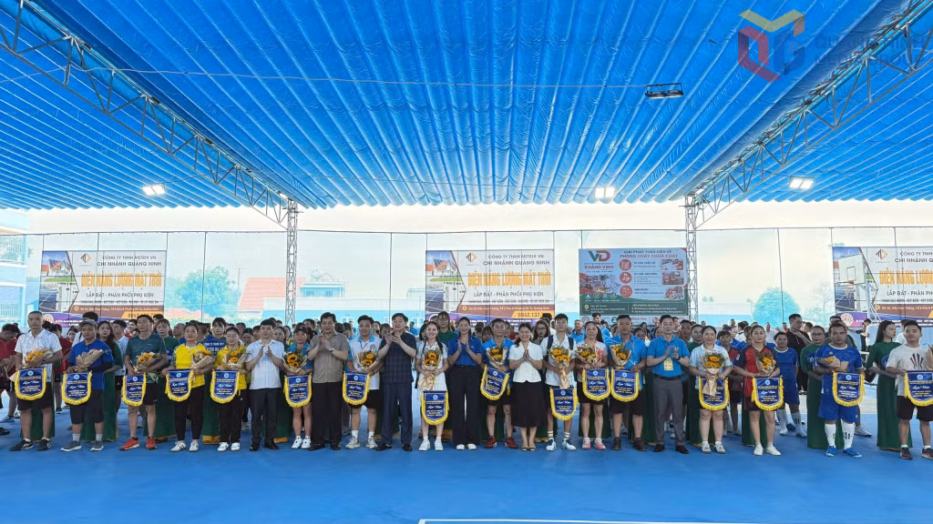 Lãnh đạo LĐLĐ tỉnh, phường Việt Hưng tặng hoa chúc mừng các đội tham gia Ngày hội Văn hoá thể thao CNVCLĐ.