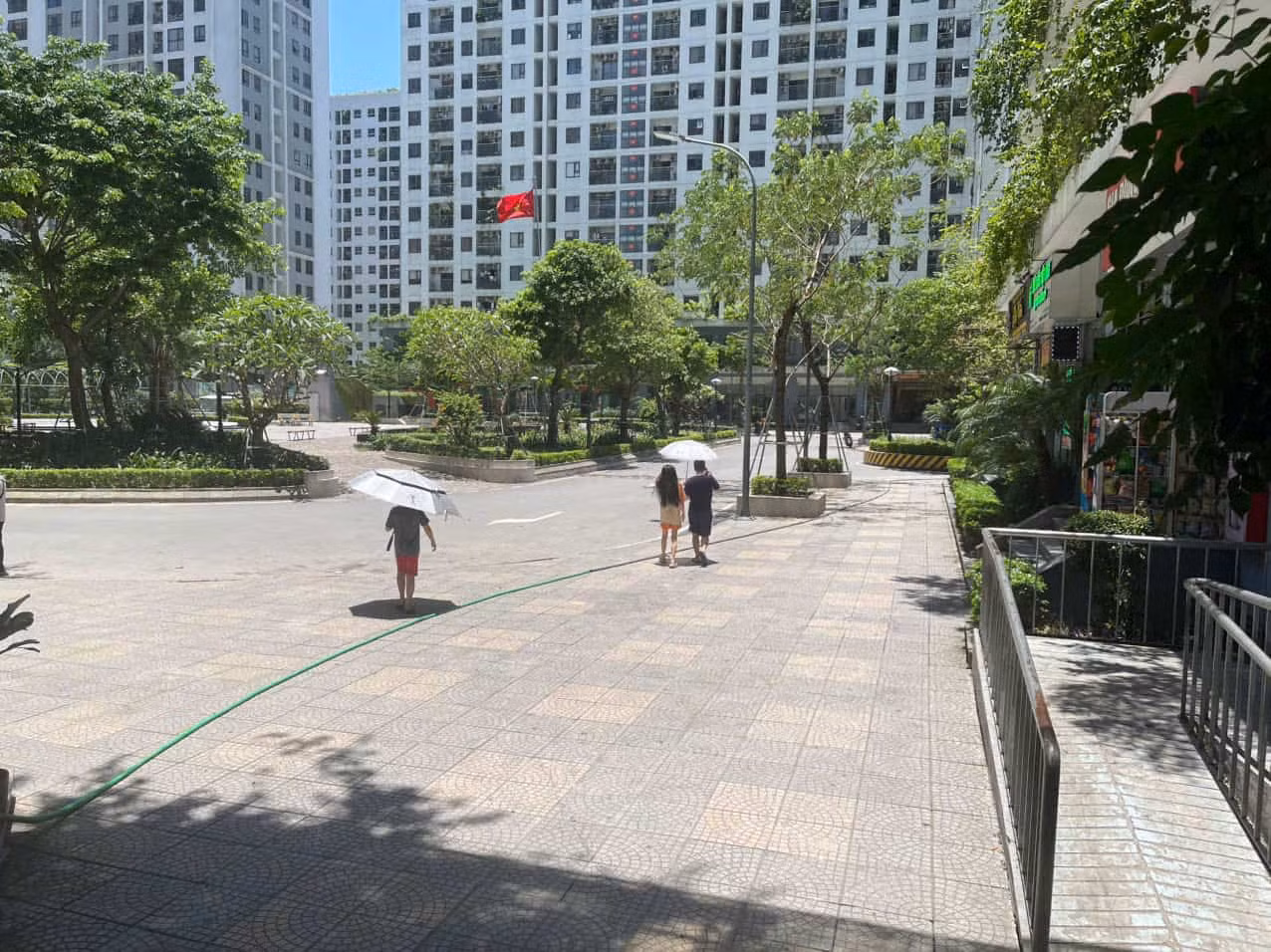 Nắng nóng gay gắt tại Hà Nội làm ảnh hưởng đến hoạt động tham quan, du lịch của du khách. Ảnh Vân Chi