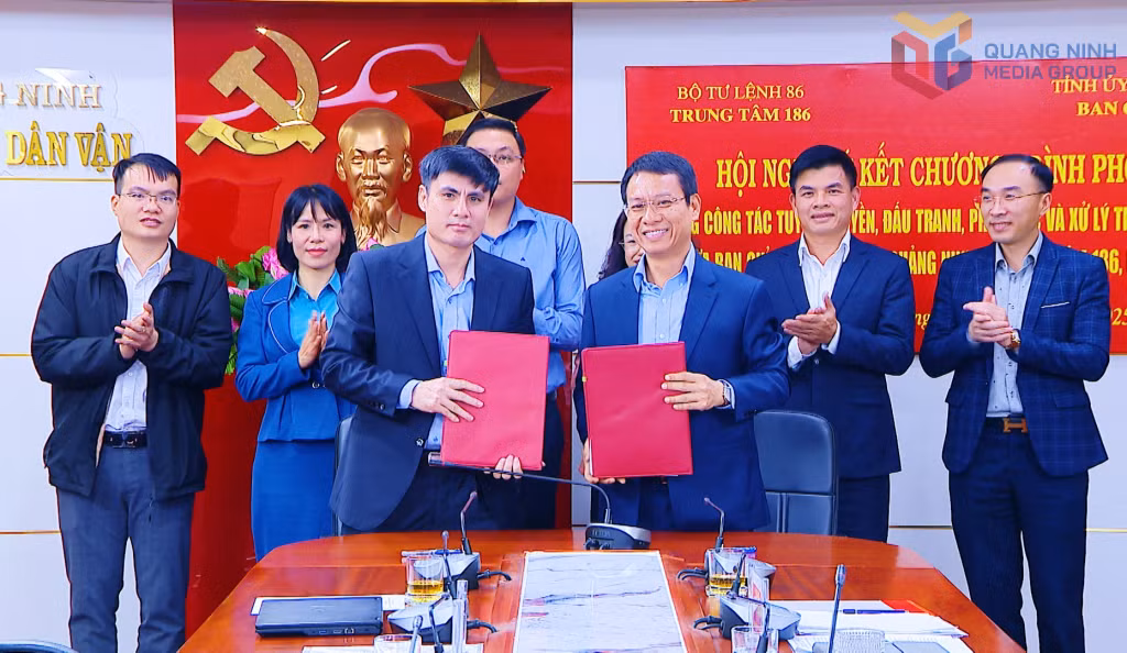 Đại diện Ban Chỉ đạo 35 Tỉnh ủy Quảng Ninh và Trung tâm 186, Bộ Tư lệnh 86 (Bộ Quốc phòng) trao biên bản ký kết chương trình phối hợp công tác.