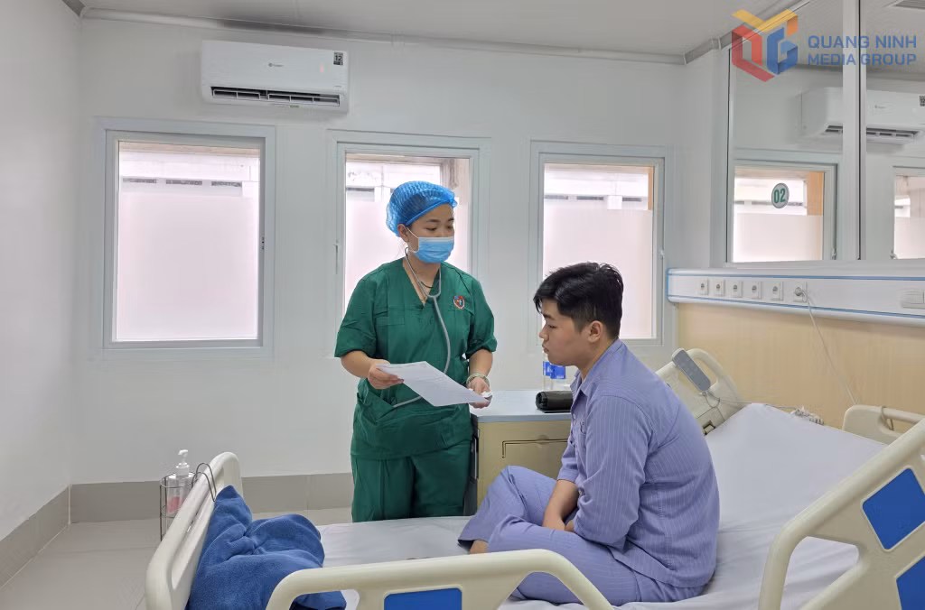 Điều dưỡng Khoa Hồi sức tích cực ngoại (Bệnh viện Việt Nam - Thụy Điển Uông Bí) tư vấn sử dụng thuốc cho bệnh nhân sau ghép thận.