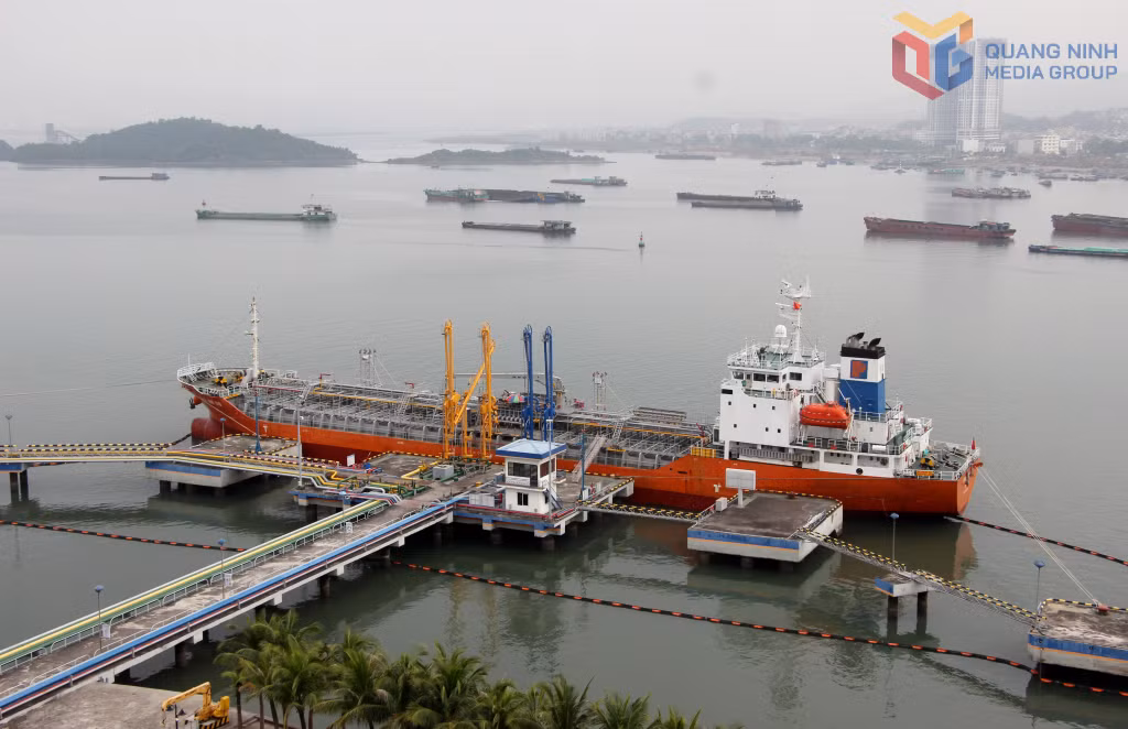 Tàu chở xăng dầu cập cảng B12. Ảnh: Mạnh Trường