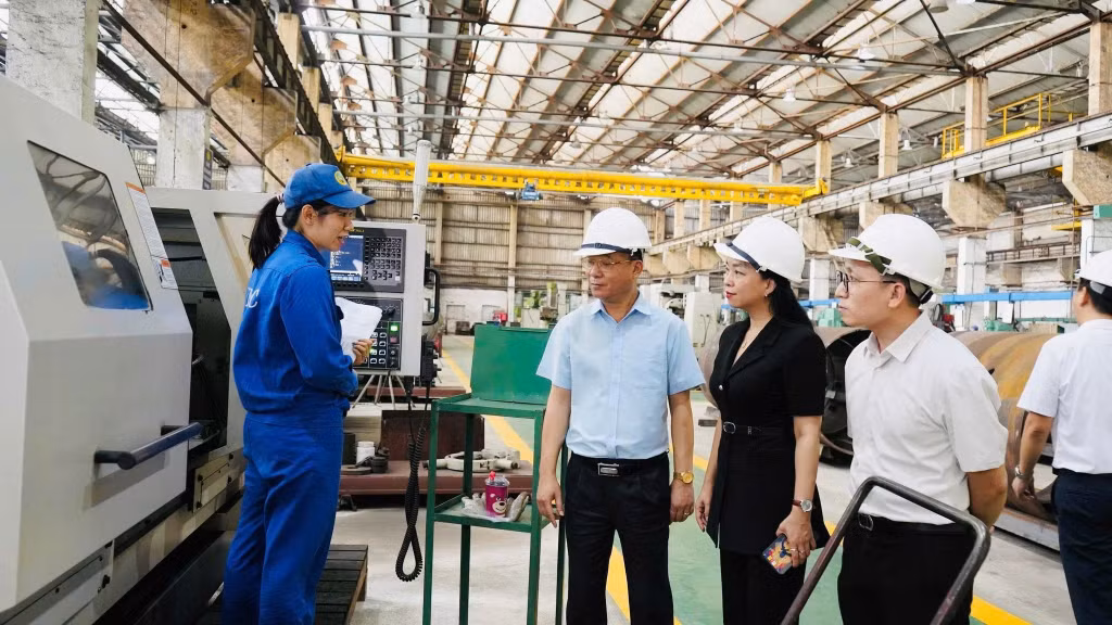 Đồng chí Vũ Thị Kim Chi – PGĐ Sở KH&CN thăm dây chuyền sản xuất tại nhà xưởng Công ty Cổ phần Chế tạo máy - Vinacomin.