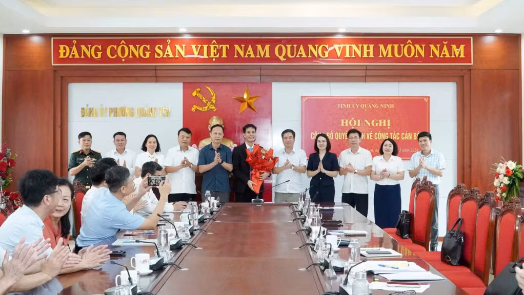 Các đồng chí trong Ban Chấp hành Đảng bộ phường Quảng Yên chúc mừng đồng chí Đào Hồng Phong.