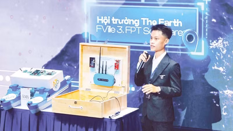 Một startup giới thiệu sản phẩm công nghệ tại sự kiện Techfest 2025.