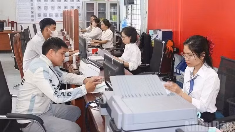 Cán bộ Trung tâm Phục vụ hành chính công xã Sa Thầy, tỉnh Quảng Ngãi tận tình giải quyết thủ tục hành chính cho người dân.