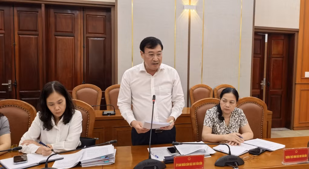 Đồng chí Đào Văn Vũ, Phó Chủ tịch Thường trực đặc khu Vân Đồn phát biểu tại buổi làm việc.