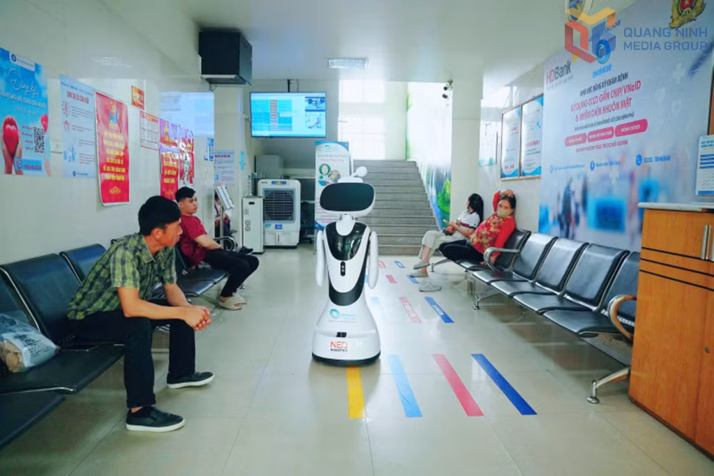 Bệnh viện Bãi Cháy đang thí điểm ứng dụng robot trong hoạt động bệnh viện nhằm hỗ trợ hướng dẫn người bệnh.