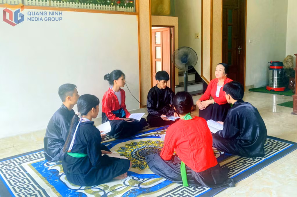 Các thành viên tích cực trong CLB thường tổ chức lớp dạy chữ Sán Dìu, hát Soọng cô cho thế hệ trẻ trên địa bàn phường Quang Hanh.