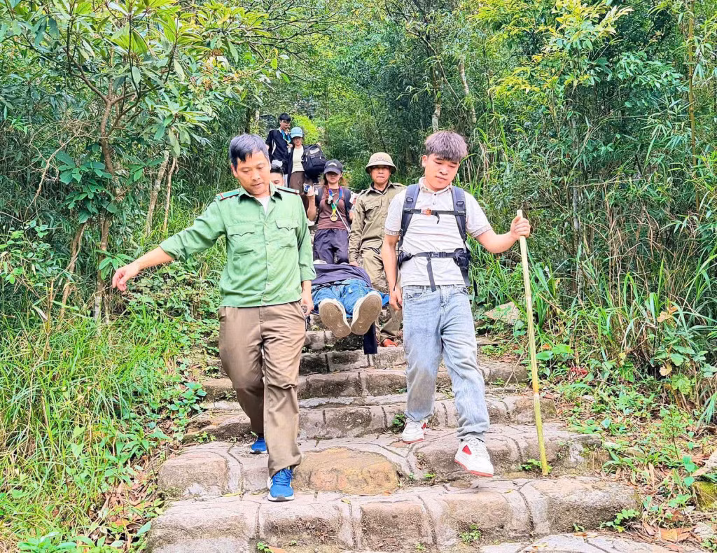Cán bộ, nhân viên