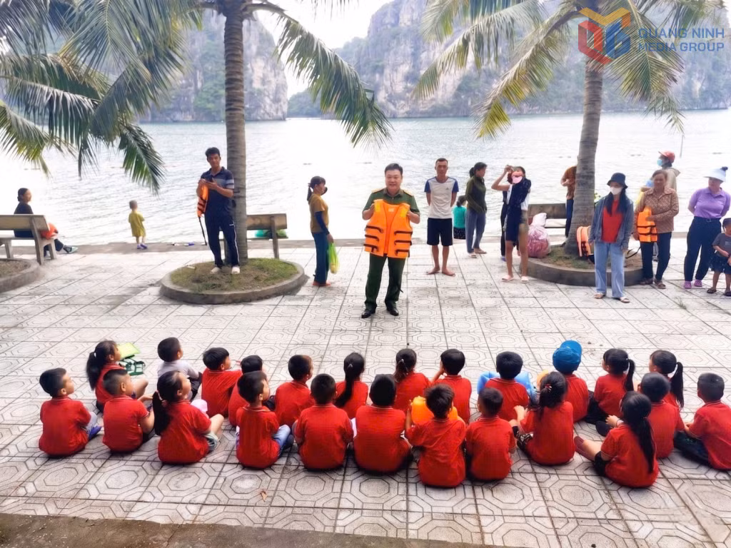 Cán bộ chiến sĩ đẩy mạnh tuyên truyền cho trẻ em trên địa bàn.