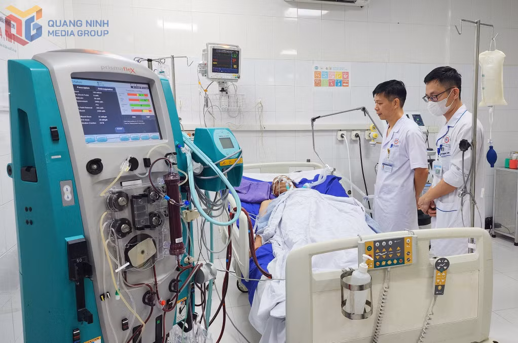 Các y, bác sĩ Khoa Hồi sức tích cực, chống độc - Đột quỵ (Bệnh viện Đa khoa tỉnh) theo dõi, điều trị bệnh nhân trong quá trình hỗ trợ tuần hoàn bằng ECMO.