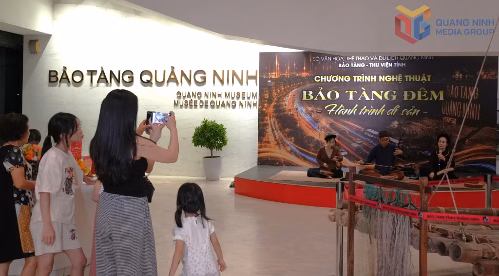 Người dân ghi hình các tiết mục biểu diễn nghệ thuật. 