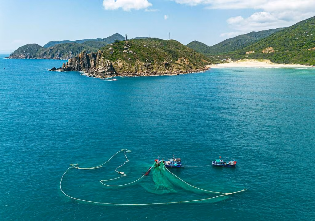 Năm 2008, Bộ Văn hoá - Thể thao và Du lịch đã công nhận Bãi Môn - Mũi Điện là Di tích danh thắng cấp Quốc gia. Nơi đây chính là nơi đón ánh bình minh đầu tiên trên đất liền Việt Nam. Ảnh: Mây Trắng