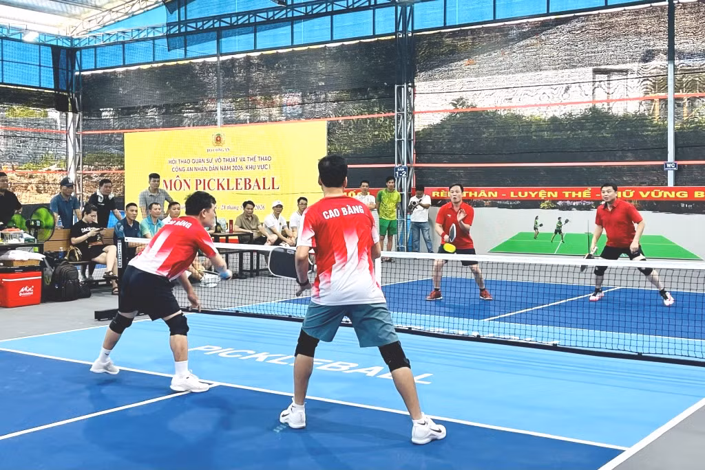 Lãnh đạo Công an tỉnh Quảng Ninh và Công an tỉnh Cao Bằng tranh tài trên sân 368 (phường Bãi Cháy).