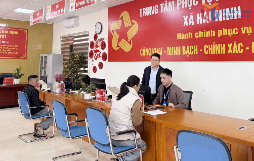 Người dân đến làm thủ tục hành chính tại Trung tâm Phục vụ hành chính công xã Hải Ninh.